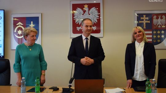 Ten sam skład prezydium ostrowieckiej rady powiatu 