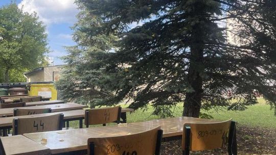 Termomodernizacja szkół wstrzymuje zajęcia – lekcje przeniesione na zewnątrz