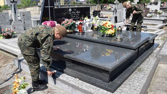 Terytorialsi porządkowali groby powstańców