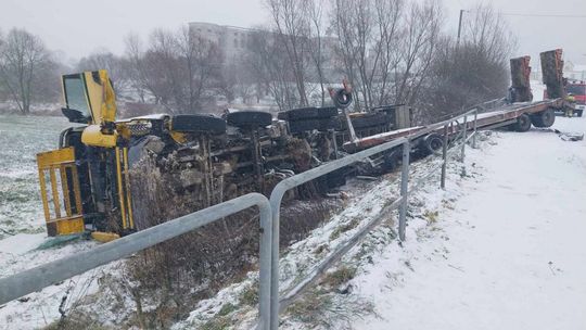 TIR przewożący maszyny do robót drogowych wylądował w rowie. Kierowca trafił do szpitala