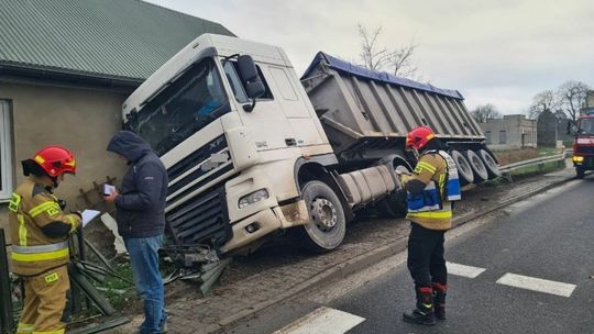 Tir uderzył w budynek mieszkalny
