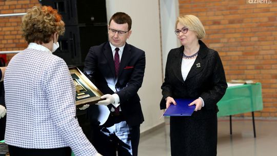 "To człowiek od dziesięcioleci zakochany w Ostrowcu Św." Janusz Wojciech Kotasiak honorowym obywatelem miasta Ostrowca Św.