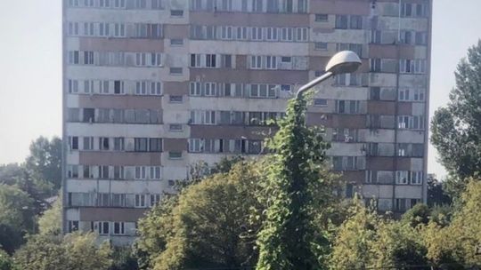 To koniec słynnego wieżowca przy ulicy Młodej 4. Ostatnia lokatorka została wyeksmitowana 