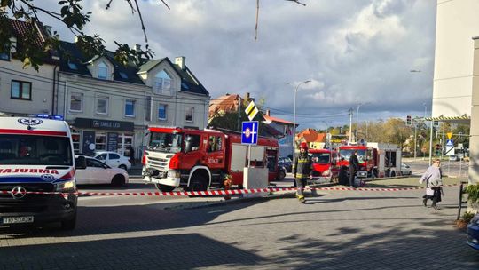 Toksyczna substancja przed salonem masażu. Ewakuowano 17 osób.