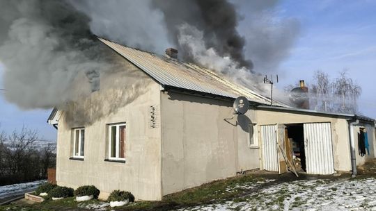 Tragedia w gminie Skalbmierz! W wyniku pożaru jedna z rodzin straciła dom