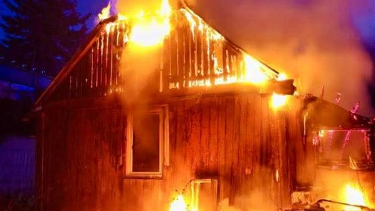 Tragiczny pożar o świcie w Skarżysku-Kamiennej. Trzy osoby nie żyją