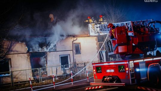 Tragiczny pożar w Ostrowcu Świętokrzyskim. Nie żyje jedna osoba