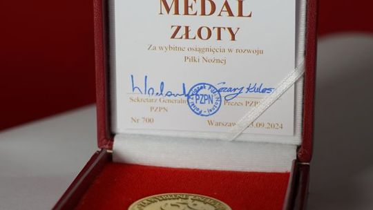 Trener Damian Jędrzejewski pośmiertnie uhonorowany złotym medalem za wybitne osiągnięcia w rozwoju piłki nożnej
