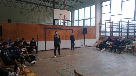 „Trenuj z mistrzem” – lekcja tenisa stołowego w kieleckim zespole szkół