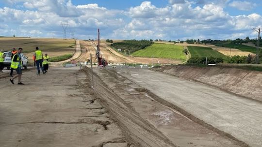Trwa budowa małej obwodnicy Ostrowca Świętokrzyskiego. Prace mają zakończyć się wiosną 2024 roku.