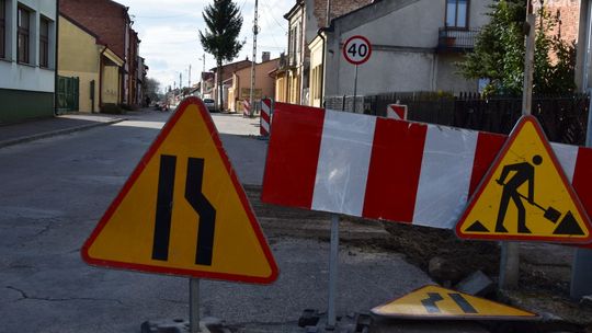 Trwa remont 11 Listopada w Koprzywnicy. Są utrudniania dla pieszych i kierowców

