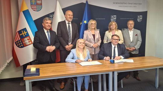 Trzy odcinki dróg wojewódzkich do przebudowy. Samorząd podpisał umowy warte blisko 8,8 mln zł