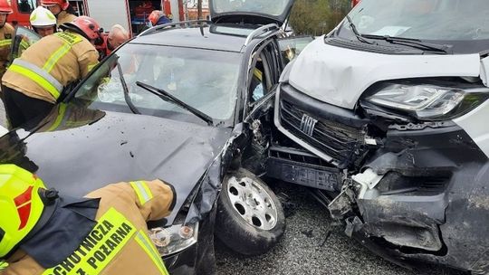 Trzy osoby ranne po zderzeniu busa z pojazdem osobowym