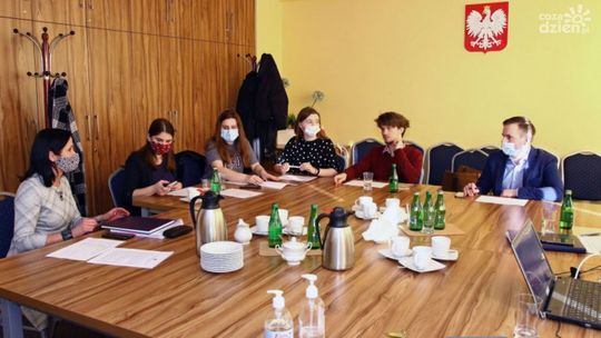 Trzy projekty na logo młodzieżowego sejmiku