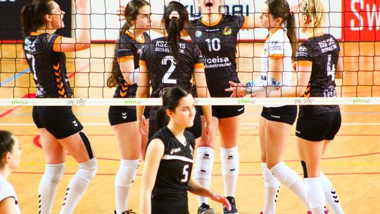 Trzy punkty i awans w tabeli siatkarek KSZO SMS