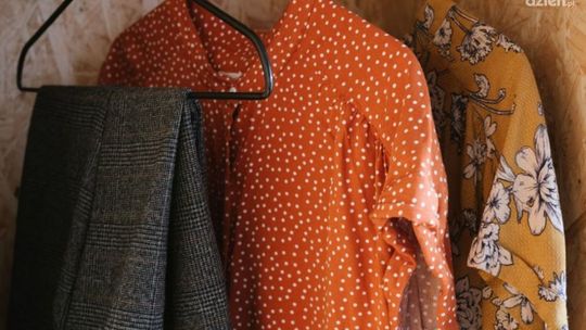 Ubraniowe trendy na wiosnę - co warto mieć w swojej szafie