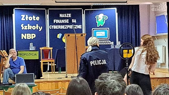 Uczniowie PSP nr 14 w Ostrowcu uczyli się jak dbać o swoje finanse  w cyberprzestrzeni 