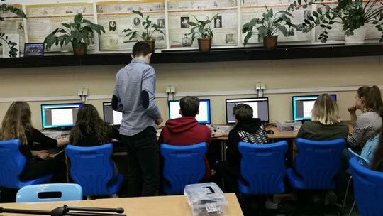 Uczniowie uczą się programowania 