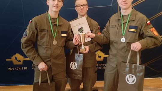 Uczniowie w mundurach już prezentują  doskonałą orientację w kwestiach wojskowych 