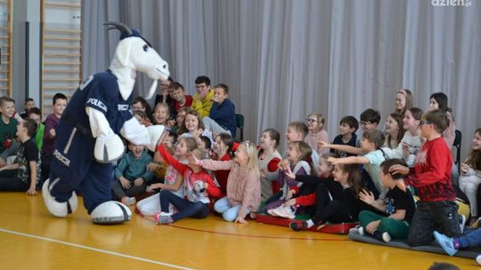 Uczniowie z Chęcin uczą się bezpiecznych powrotów
