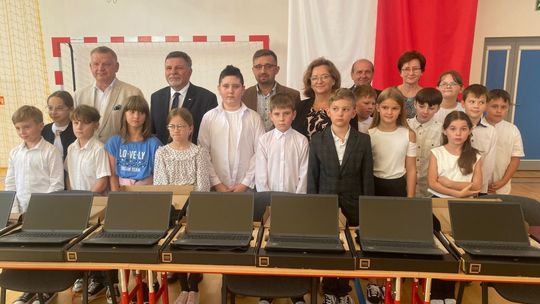 Uczniowie z gminy Bałtów otrzymali laptopy