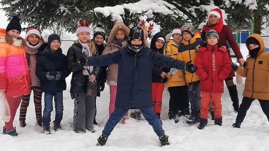 Uczniowie z Masłowa wspierają ptaki zimą