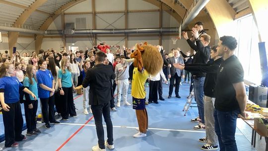 Uczniowie z Ostrowca spotkali się z gwiazdami piłki ręcznej