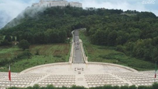 Uczniowie z ostrowieckiego technikum na obchodach rocznicy bitwy pod Monte Cassino  