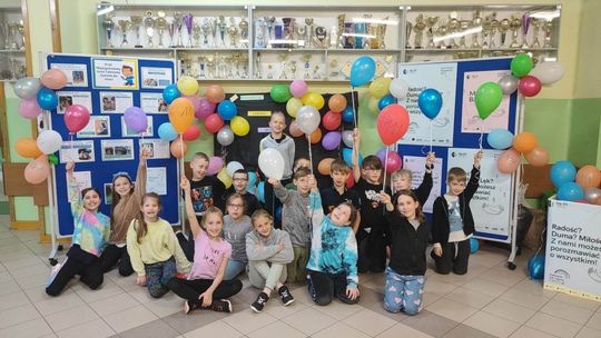 Uczniowie zachęcali do korzystania z telefonów zaufania