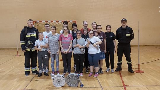 Uczniowie ZSS w Ostrowcu jak strażacy Uczniowie ZSS w Ostrowcu jak strażacy