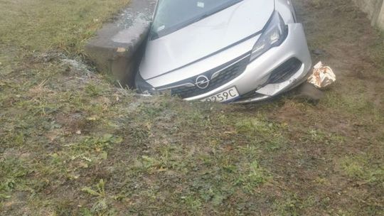 Uderzył w busa i wpadł do rowu