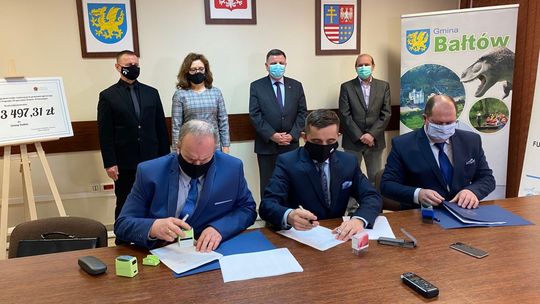 Umowa podpisana! Mieszkańcy Okoła w końcu doczekają się kanalizacji  