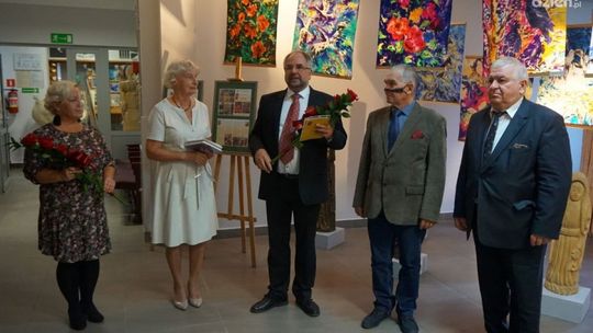 Uniwersalna mowa pędzla i dłuta. Nowa wystawa w Ożarowie