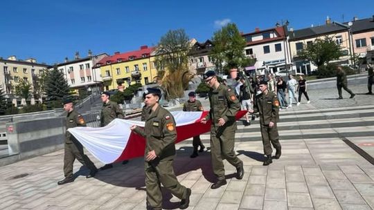 Uroczyste ślubowanie uczniów klas mundurowych ostrowieckiego ZDZ 