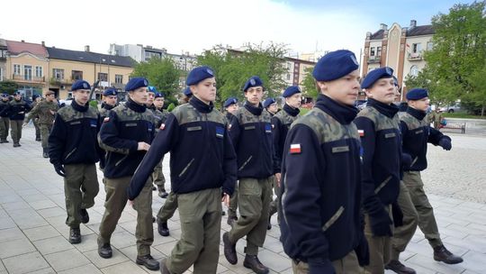Uroczyste ślubowanie uczniów z klas mundurowych ZDZ na ostrowieckim rynku