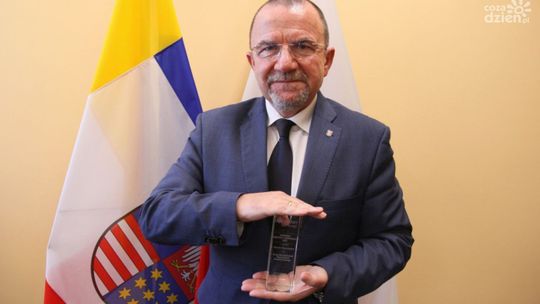 Urząd Marszałkowski ze statuetką "Zdrowe województwo"