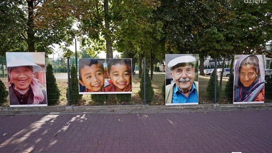 „Uśmiech Świata” Elżbiety Dzikowskiej w Kielcach – wystawa i konkurs dla mieszkańców