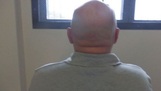 Uszkodził trzy samochody. Był poszukiwany, bez uprawnień do kierowania i nietrzeźwy 