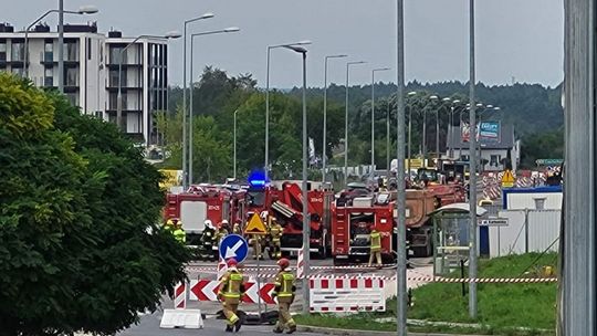 Uszkodzona rura z gazem miejskiej centrali, utrudnienia w ruchu.