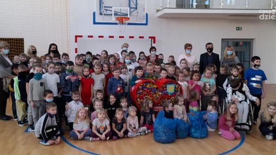 W Bałtowie nakręcili się na pomaganie - mieszkańcy zbierają nakrętki i chcą wspomóc potrzebujących z regionu