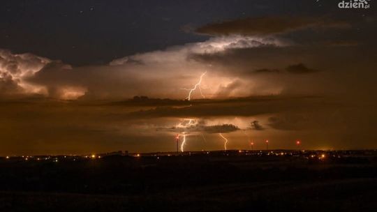 W czwartek gwałtowne burze. Duże sumy opadów