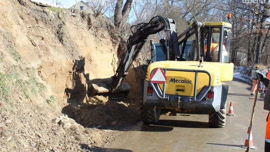 W Gromadzicach (gmina Bodzechów) poprawiają skarpę