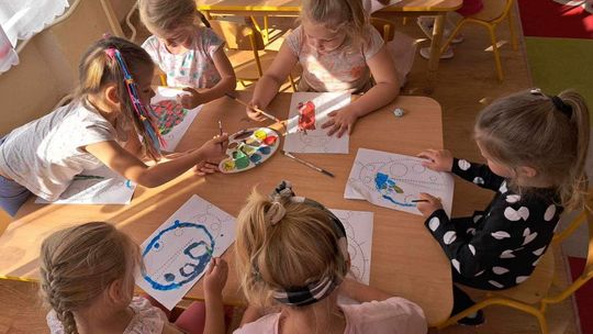 W "Janinkowym" przedszkolu tworzą swoją maskotkę  