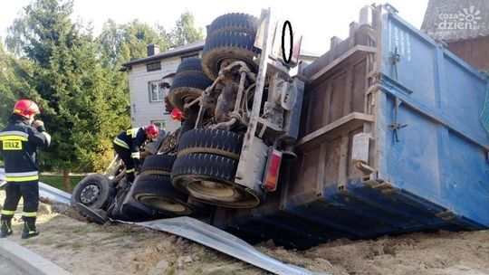 W Kunowie TIR runął na drogę 