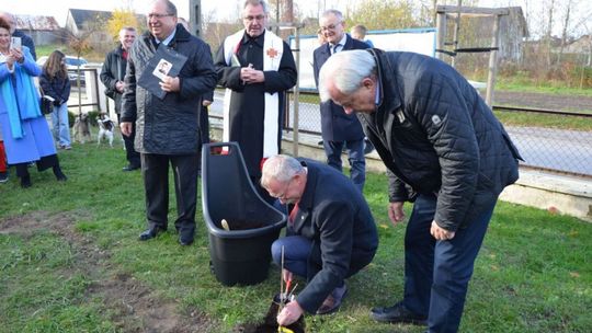 W Mąchocicach Kapitulnych zasadzili dąb pamięci katyńskiej