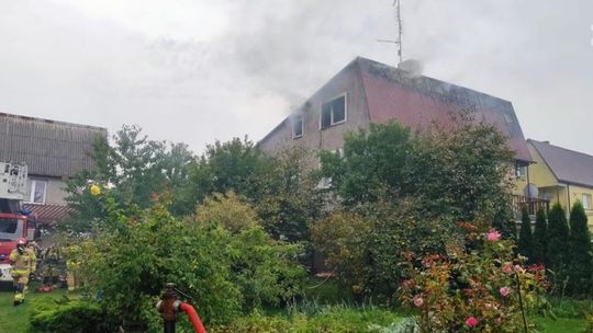 W Mniowie zapalił się dach domu. Było groźnie