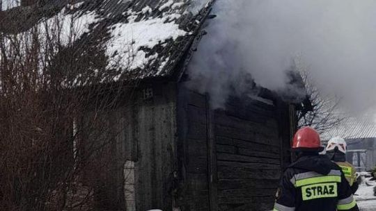 W Nowym Skoszynie pali się dom
