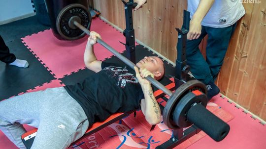 W Ostrowcu odbył się konkurs w wyciskaniu sztangi leżąc