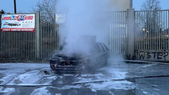 W Ostrowcu spłonęło auto