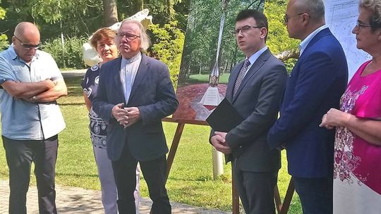 W Ostrowcu stanie niezwykły maszt - pomnik 